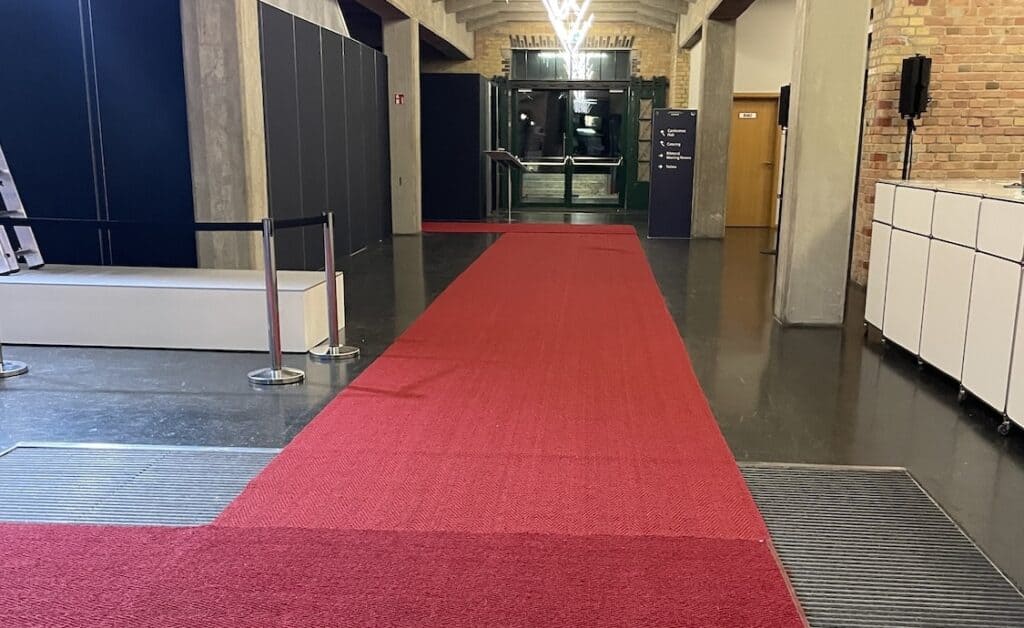 Foyer_unten_roter Teppich_eingang